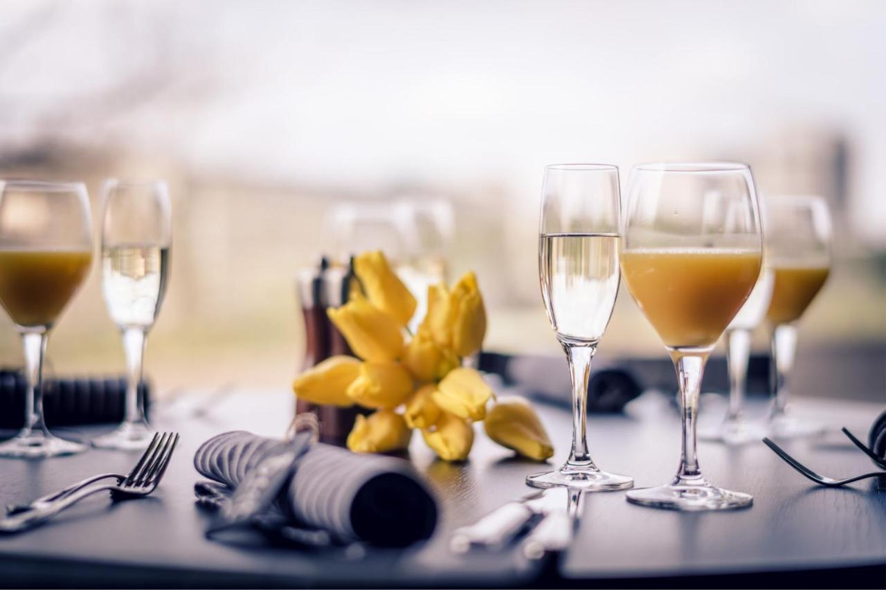 Zurich Marriott Hotel Екстер'єр фото A table set for a meal