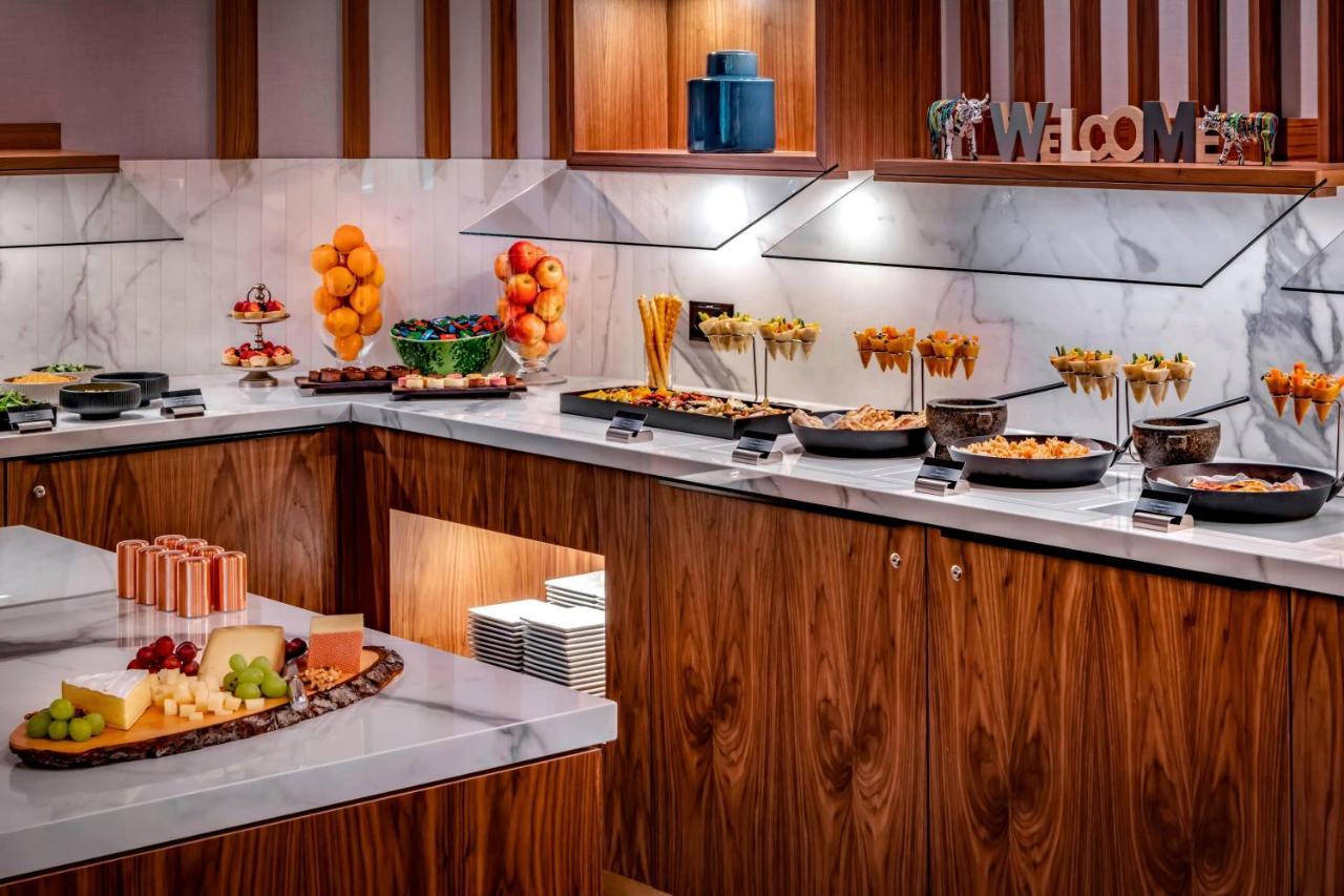 Zurich Marriott Hotel Екстер'єр фото A buffet at a hotel