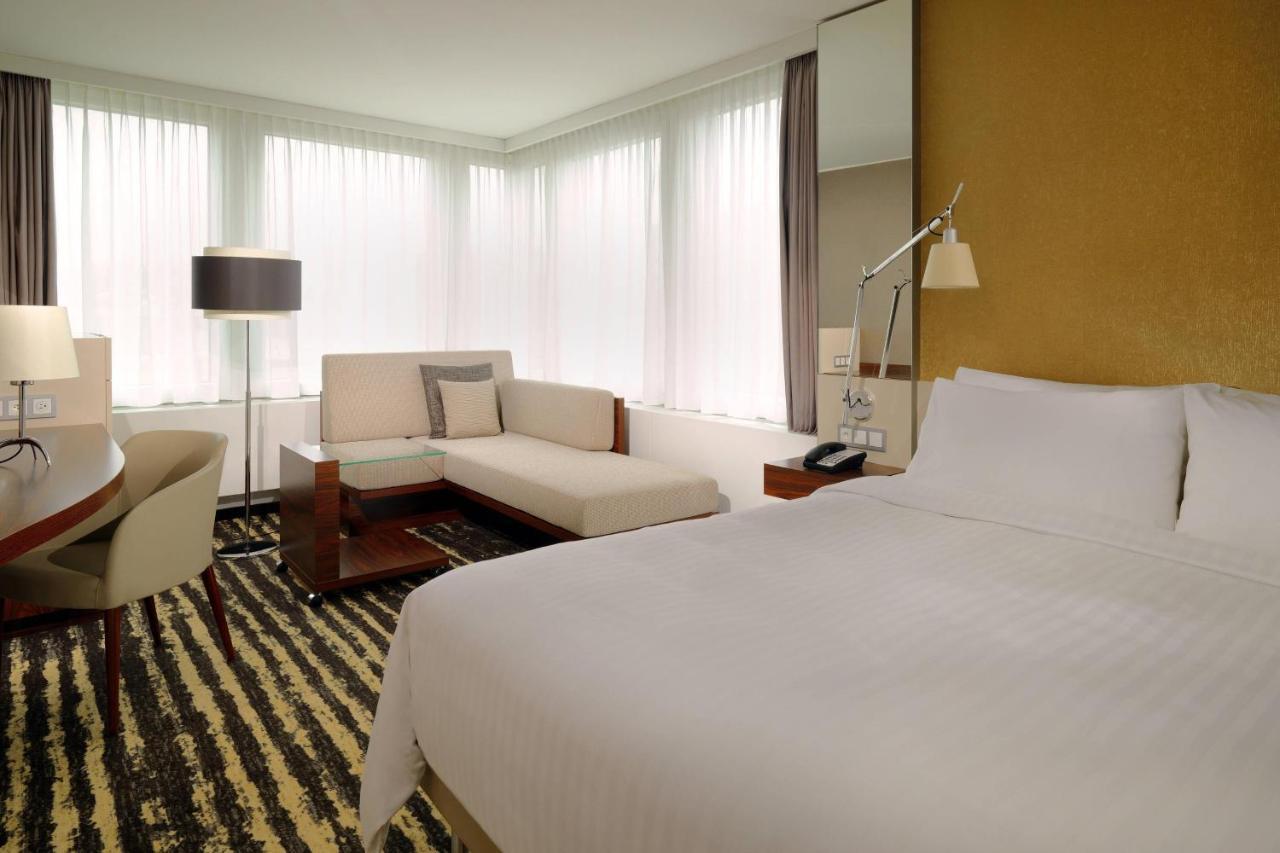 Zurich Marriott Hotel Екстер'єр фото A room at the W London