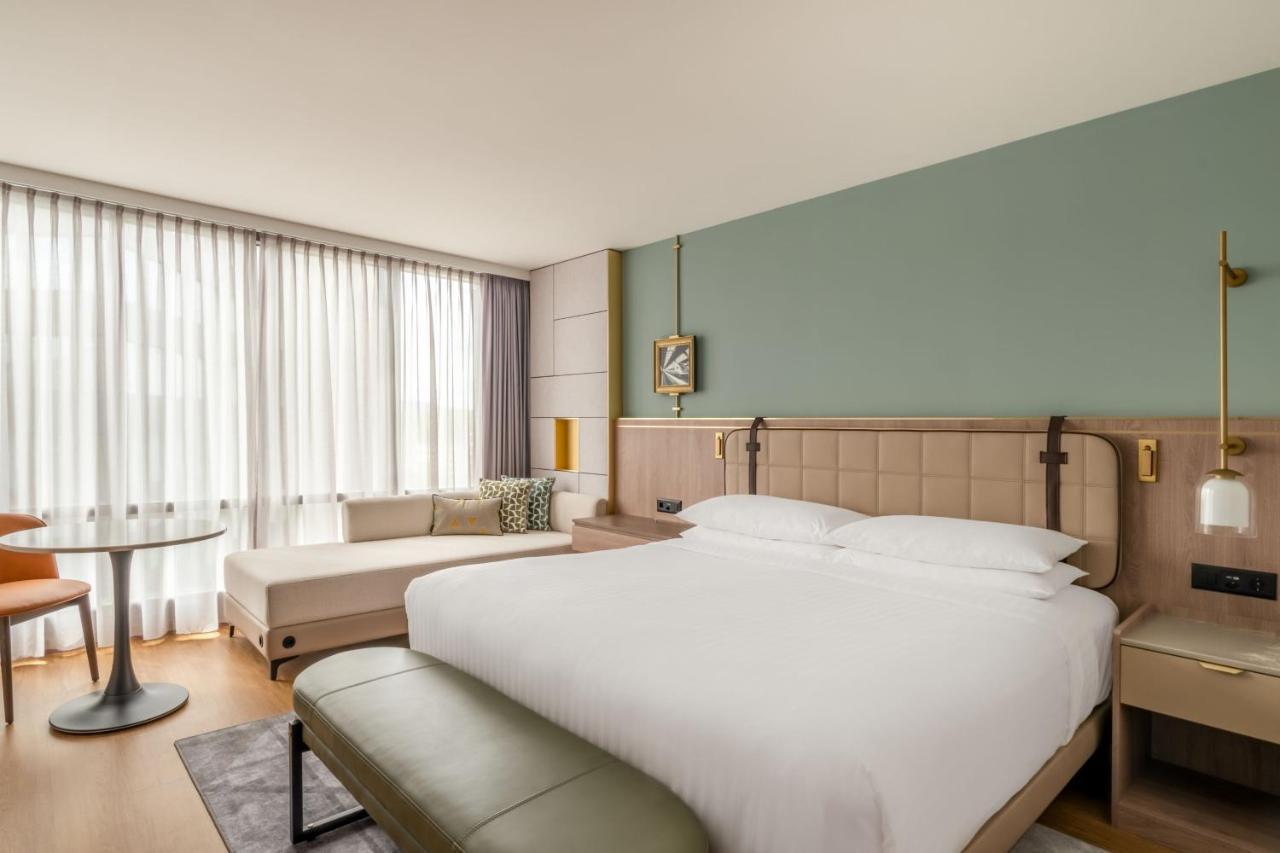 Zurich Marriott Hotel Екстер'єр фото A guest room at the hotel