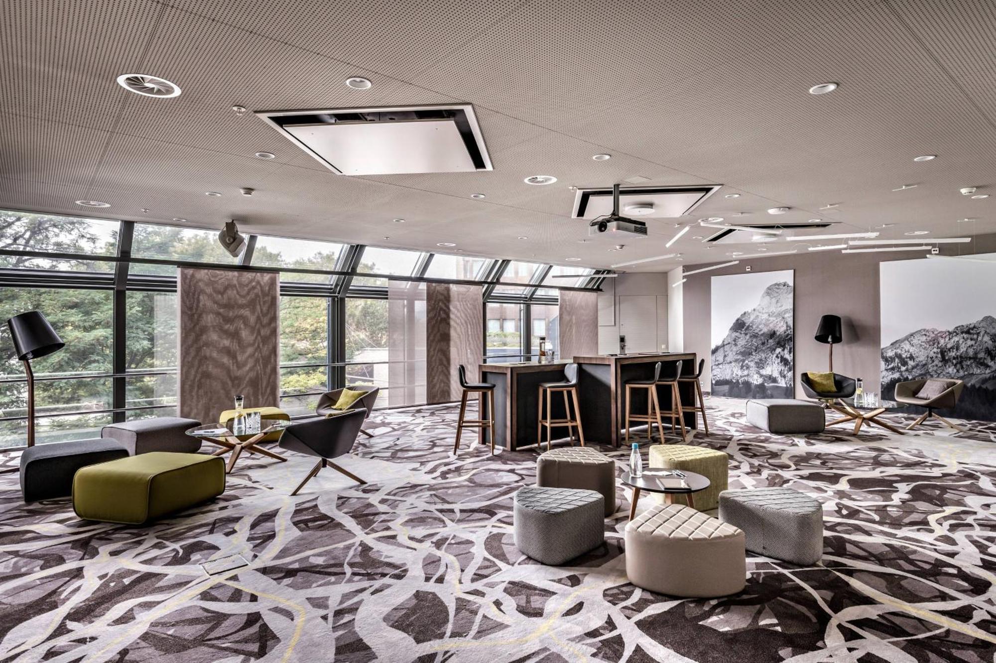Zurich Marriott Hotel Екстер'єр фото The lounge at the airport
