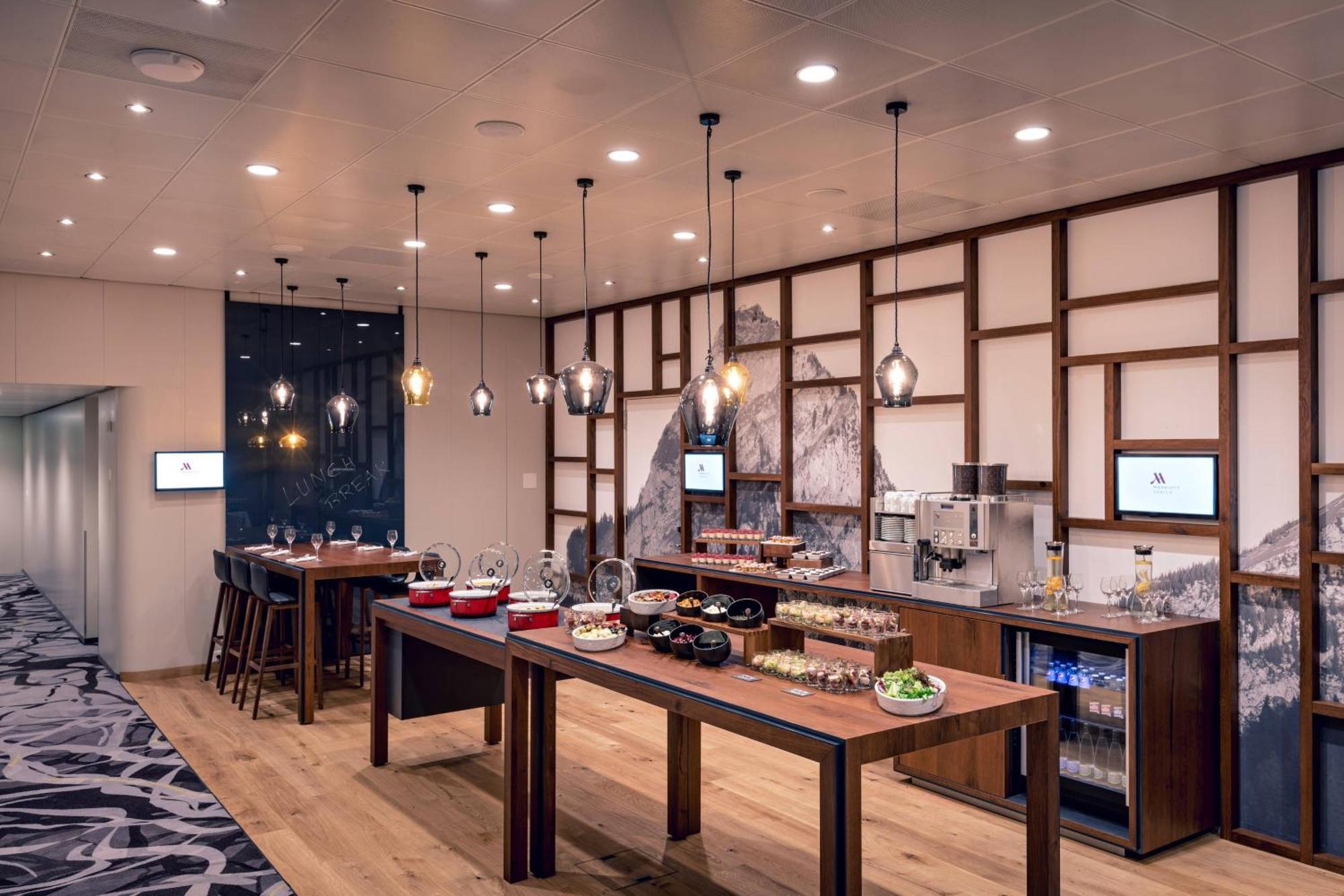 Zurich Marriott Hotel Екстер'єр фото The lounge at London Heathrow Airport
