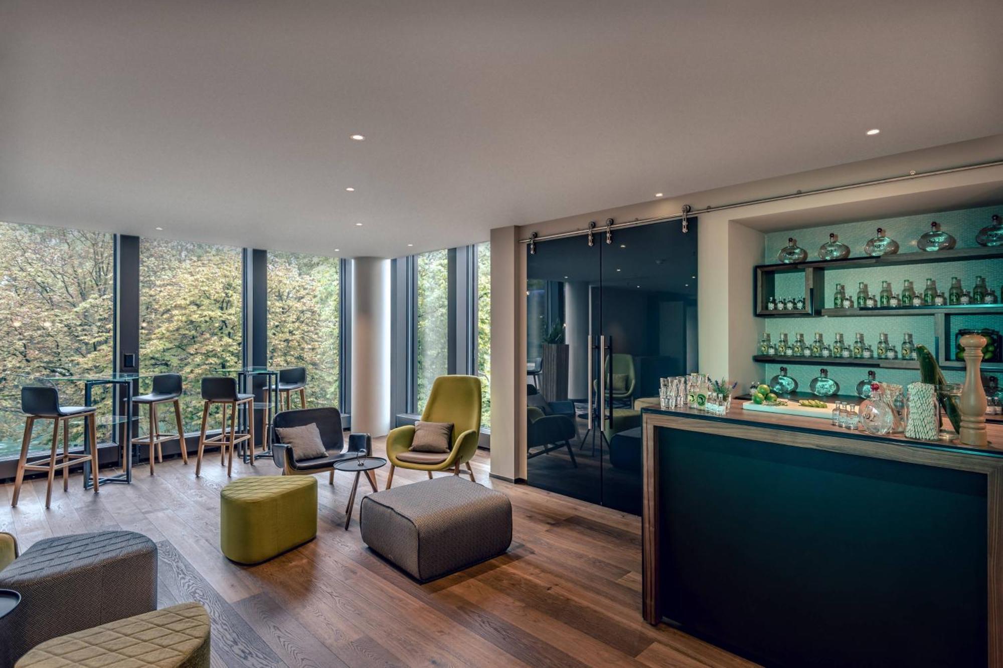 Zurich Marriott Hotel Екстер'єр фото The bar at the 100 Queen's Gate