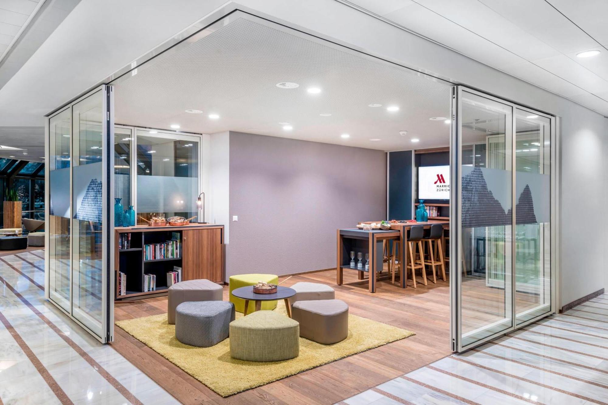 Zurich Marriott Hotel Екстер'єр фото The Executive Lounge at the Marriott Executive Apartments in the World Trade Center, Dubai